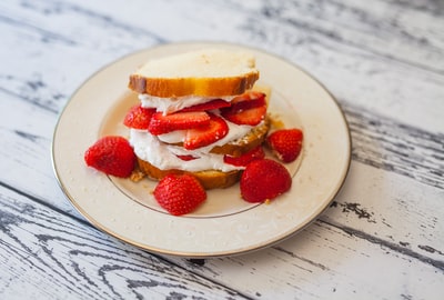 Strawberry slices of bread and butter
